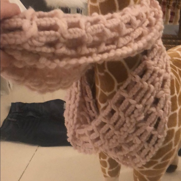 Pink knit scarf - Picture 4 of 4